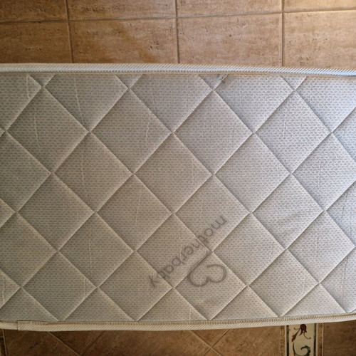 Baby cot and mattress like new, suitable for 0-18 months