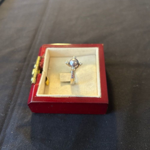 Silver 925 ring with white stones like new