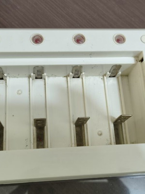 Battery charger for various sizes