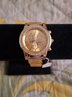 Wristwatch new with gold bracelet, 35mm diameter