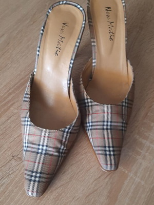 Mules Burberry style ύφασμα nova check νούμερο 37 σαν καινούργιο μπεζ κόκκινο