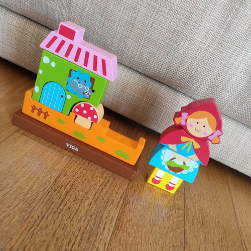 VIGA Magnetic Standing Puzzle Like New, Red Riding Hood Theme