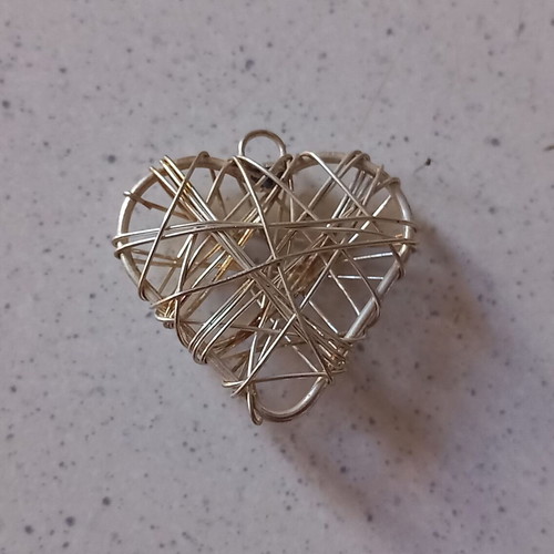 Wire heart pendant new 3 x 3 cm