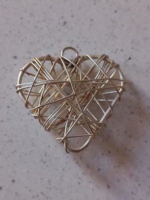 Wire heart pendant new 3 x 3 cm