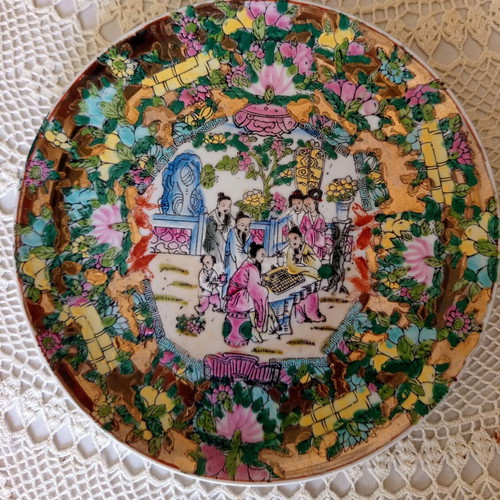 Porcelain plate with oriental figures, vintage Rose Medallion style, 21 cm
