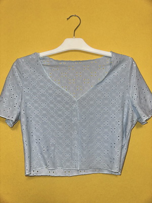 Crop top with embroidered design size M like new, turquoise