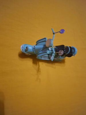Vintage μεταλλική μινιατούρα Vespa με καλάθι, μεταχειρισμένη, γαλάζια ρετρό
