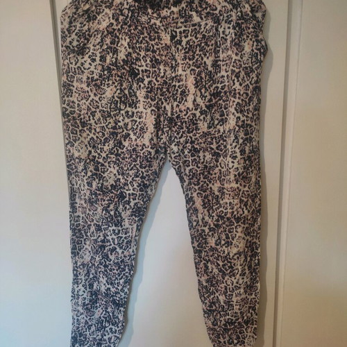 Summer pants used, medium size Bershka with purple and pink details