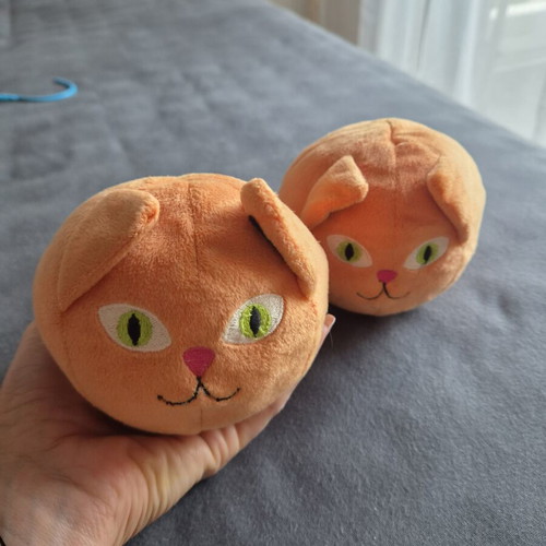 Set of 2 plush cats like new, 13cm diameter each