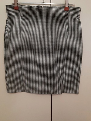 Skirt slim short like new, black and white