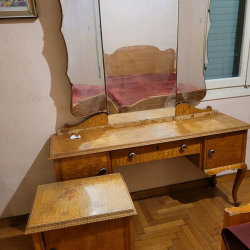 Σετ κρεβατοκάμαρας μεταχειρισμένο με διπλό κρεβάτι 2.10×1.40, τουαλέτα με καθρέπτη και 2 κομοδίνα