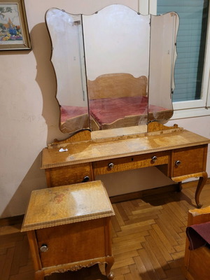 Σετ κρεβατοκάμαρας μεταχειρισμένο με διπλό κρεβάτι 2.10×1.40, τουαλέτα με καθρέπτη και 2 κομοδίνα