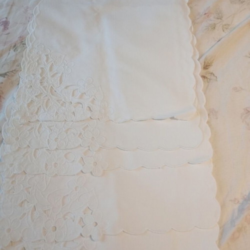 Set of 8 table linens like new