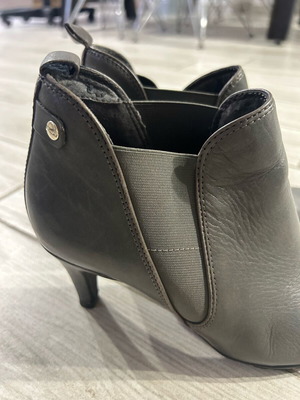 Clarks leather ankle boots used, grey, with medium heel