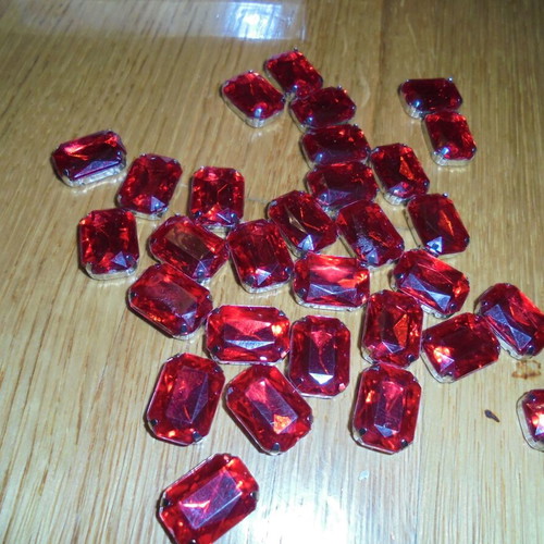 Set of 30 decorative red sewing stones like new
