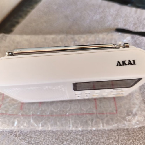 Akai ραδιόφωνο παγκόσμιου λήψης με ρολόι και ξυπνητήρι καινούργιο
