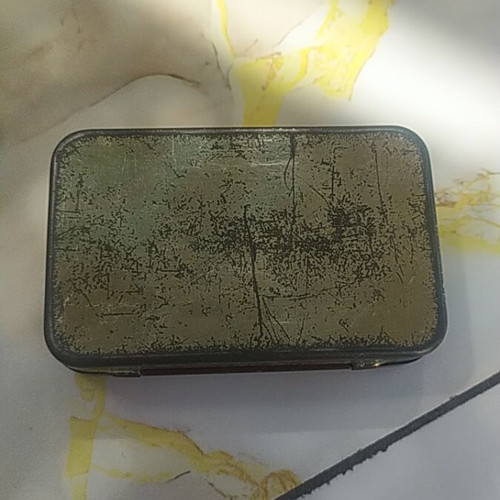Meggezones vintage tin box for pastilles
