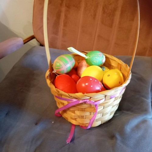 Decorative egg basket like new