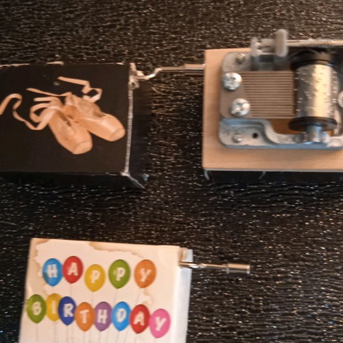 Hand-cranked music box toys new with different tunes