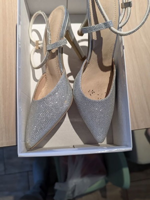 White pumps like new, size 35