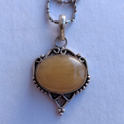 Agate yellow oval pendant necklace like new, silver antique metal
