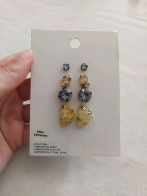 Earrings used, pack of 4 pairs from H&M