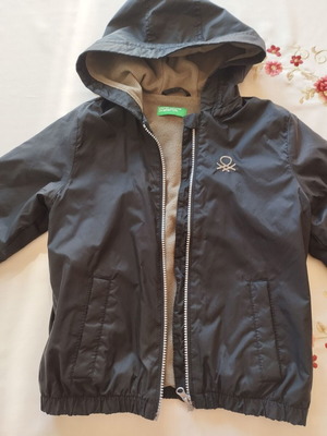 Benetton windbreaker jacket used for 6-7 years old black