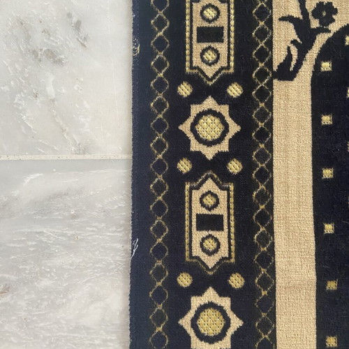 Μουσουλμανικό χαλάκι προσευχής σαν καινούργιο με σχέδιο Κάαμπα, βελούδινη υφή