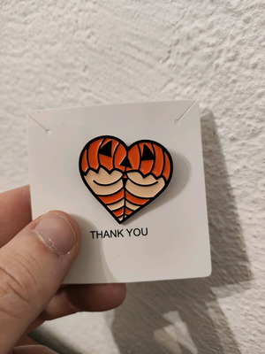 Halloween heart pin like new