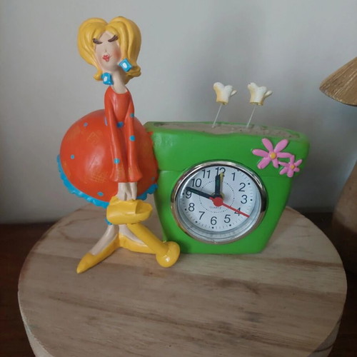 Table clock with female figure used, analog