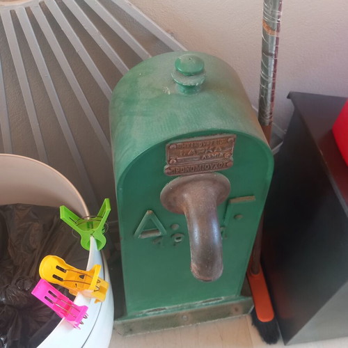 Manual industrial pump used, cast iron, green color, 40 kg