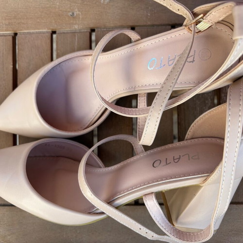 Beige faux leather pumps like new, size 39