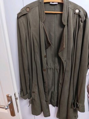 Militaire style shirt XL like new, khaki color with belt