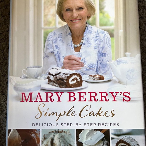 Mary Berry's Simple Cakes coffee table book like new