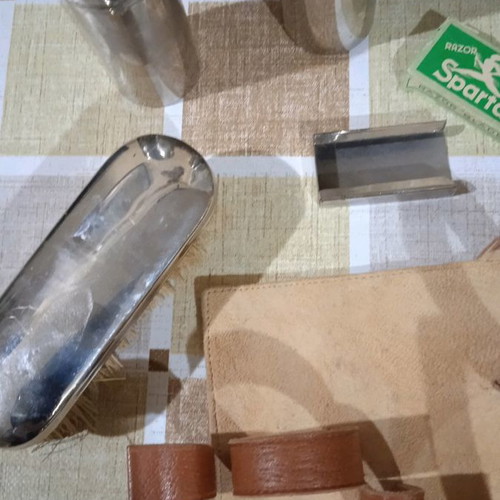 Shaving set used in leather case