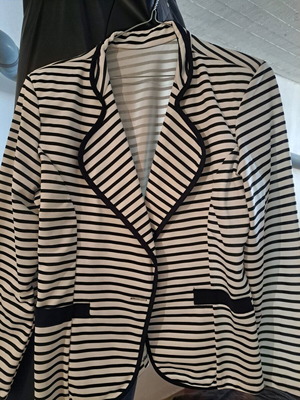 Women's jacket size L like new, black and white