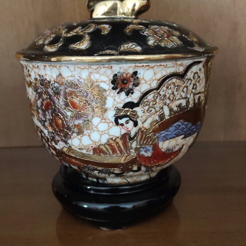 Porcelain Satsuma decoration like new with lid and base