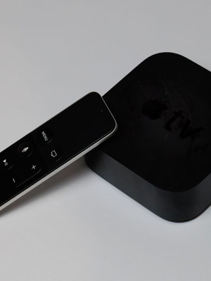 Apple TV HD 32GB like new with Siri Remote and cables
