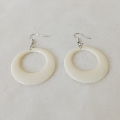 Round geometric white earrings new, acrylic resin