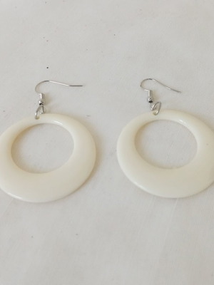 Round geometric white earrings new, acrylic resin