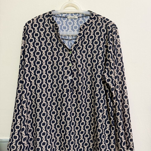 Women's shirt medium with chain print like new, black and beige