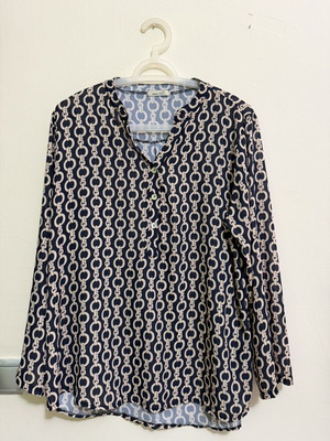 Women's shirt medium with chain print like new, black and beige
