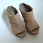 Nine West Peep Toe Mules Size 5.5 Used, Beige Brown Leather