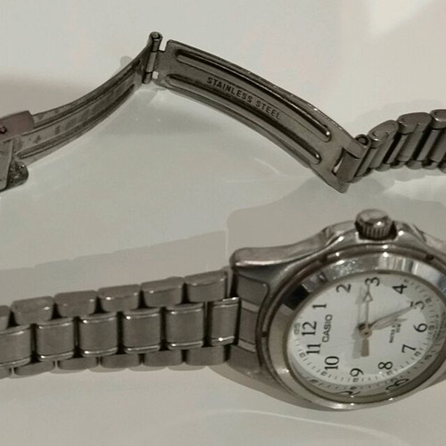 Wristwatches women's like new, pack of 3, gold and silver colors