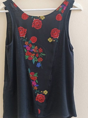 Desigual Αμάνικη μπλούζα άριστη κατάσταση, μέγεθος S, μαύρη με λουλούδια