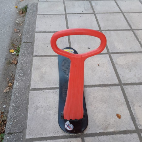 Booter scooter Trespass snowboard used for learning and riding
