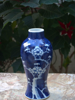 Chinese porcelain vase with blue and white cherry blossom, like new