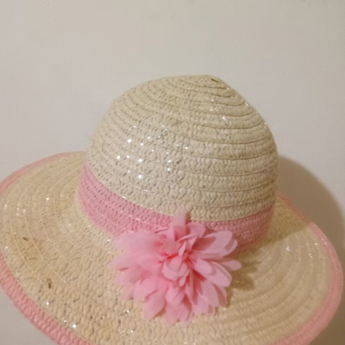 Straw hat for girl size 55 like new, shiny