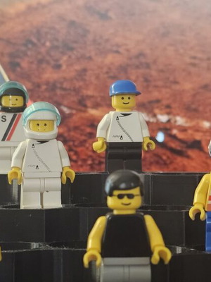 Lego figures set 6551 used, 7 authentic minifigures from 1992