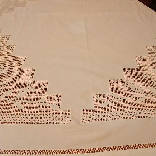 Handmade tablecloth with embroidery like new, 1.20 x 1.10 m